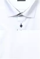 bílá košile s doplňky