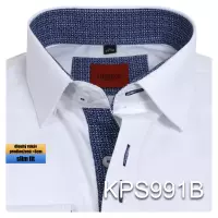 bílá košile s tmavě modrými doplňky