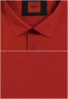 červená košile s červenými doplňky