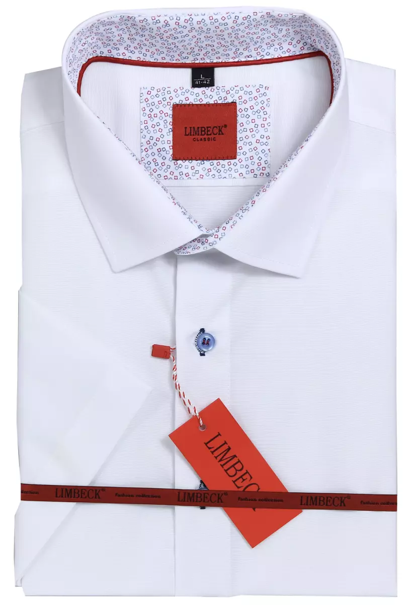 bílá košile s modročervenými doplňky