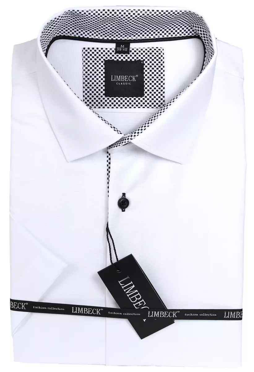 bílá košile s černými doplňky