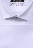 bílá košile se strukturou a zajímavými doplňky