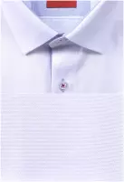 bílá košile s modrými a červenými doplňky