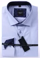 modrá košile s texturou se zajímavými tmavými doplňky