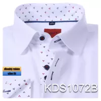 bílá košile se zajímavými doplňky