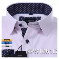 růžová košile s tmavě modrými doplňky