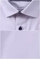 růžová košile s tmavě modrými doplňky