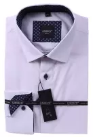 růžová košile s tmavě modrými doplňky