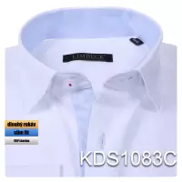 bílá košile s modrými doplňky