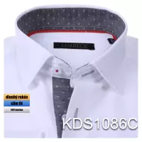 bílá košile s šedými a červenými doplňky