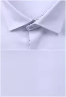 bílá košile se zajímavými doplňky