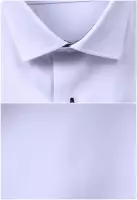 bílá košile s šedými doplňky