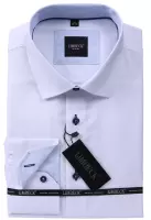 bílá košile s modrými doplňky