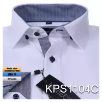bílá košile s texturou a modrými doplňky