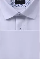bílá košile s texturou a modrými doplňky