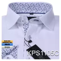 bílá košile s texturou a modrými doplňky
