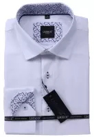 bílá košile s texturou a modrými doplňky