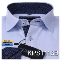 modrá košile s použkem a doplňky