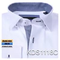 bílá košile s šedými doplňky