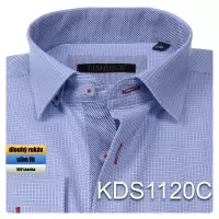 modrá košile se zajímavými doplňky