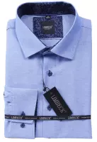 modrá košile s texturou a tmavými doplňky