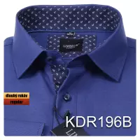 modrá košile s tmavými doplňky