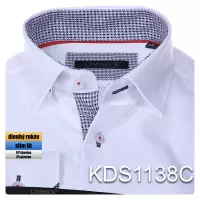 bílá košile s modro-červenými doplňky