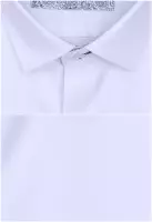 bílá košile s modrými doplňky