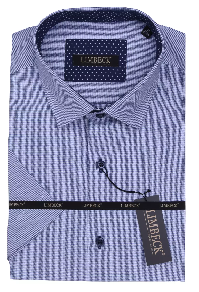 modrá košile se zajímavými doplňky