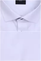 bílá košile s modrými doplňky