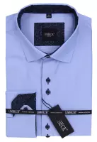 modrá košile se zajímavými doplňky