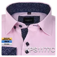 růžová košile s tmavě modrými doplňky
