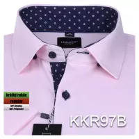 růžová košile s tmavě modrými doplňky