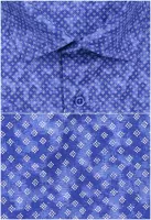 azurově modrá košile s pěkným vzorem