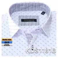bílá košile s doplňky