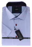 modrá košile s tmavými doplňky