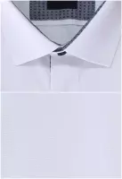 bílá košile s jeans doplňky