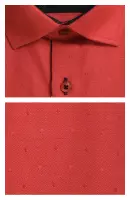 červená košile se vzorem
