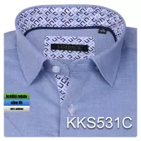 světle modrá košile s doplňky