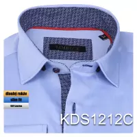 modrá košile s modrými doplňky a červeným páskem