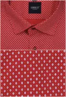 červená košile s jemným vzorem