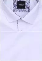 bílá košile s barevnými doplňky