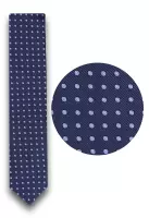 modrá kravata s výrazným vzorem