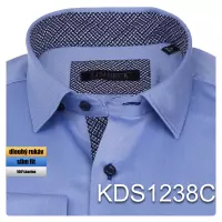 modrá košile se zajímavými doplňky