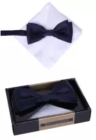 set jednobarevný modrý motýlek a bílý kapesníček