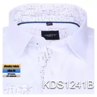 bílá košile s jemnými doplňky