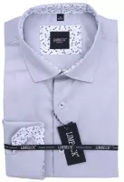světle šedá košile s doplňky