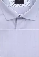 světle šedá košile s doplňky