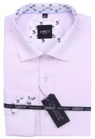 jemně růžová košile se zajímavými doplňky