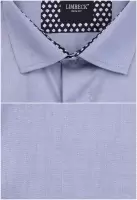šedomodrá košile se zajímavými doplňky